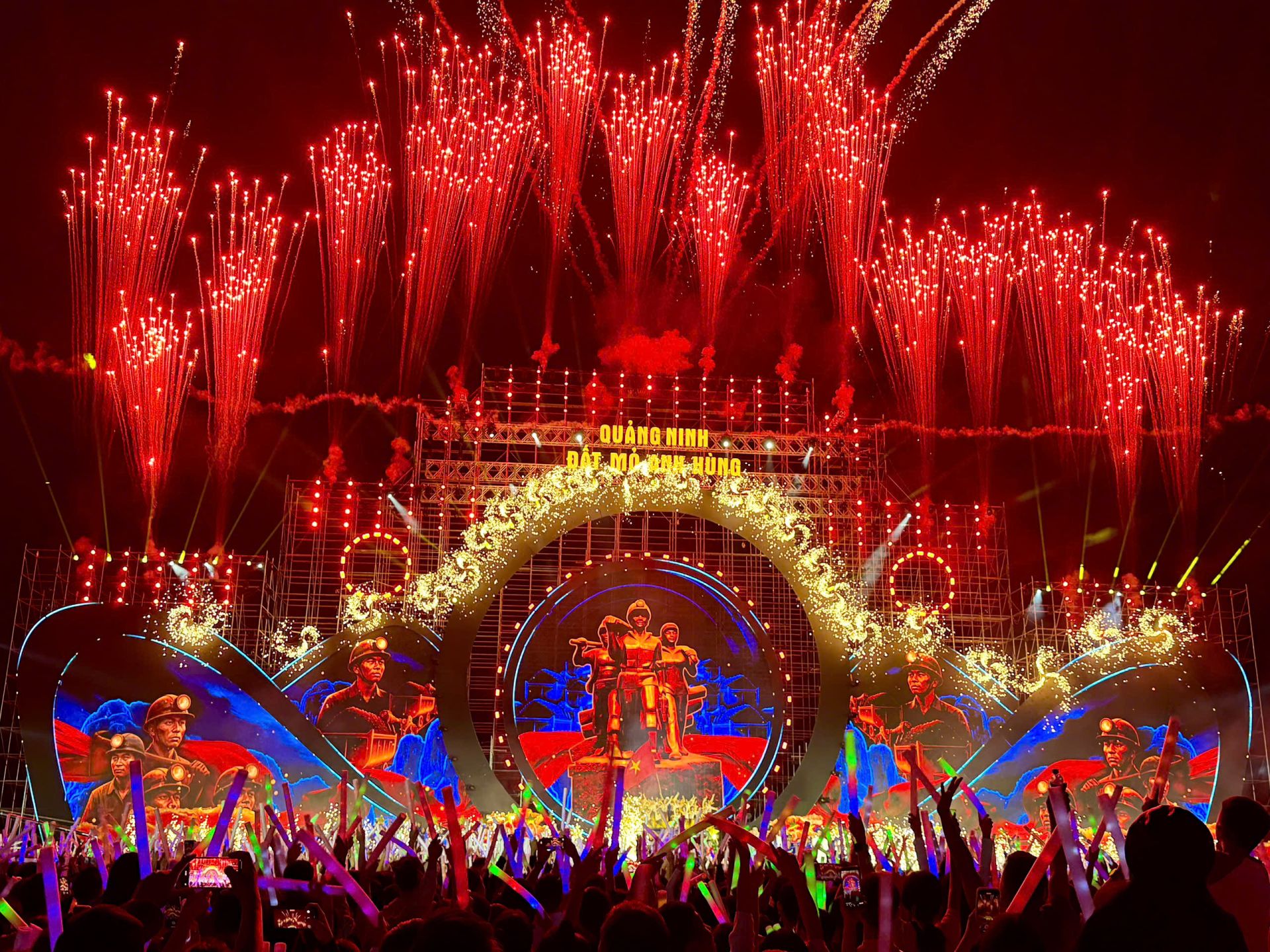 Màn pháo hoa sau tiết mục mở màn rực rỡ.