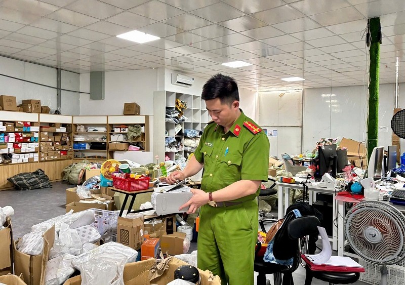 Công an Lạng Sơn kiểm tra hàng hóa trên địa bàn phường Kỳ Lừa (Ảnh: CA Lạng Sơn)