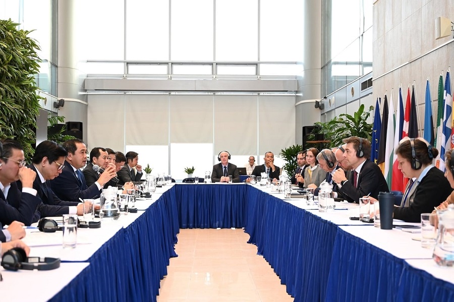 Buổi làm việc giữa Bộ trưởng Trần Đức Thắng và 12 Đại sứ quán các nước EU. Ảnh: Kiều Chi.