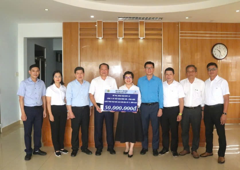 Đại diện EVNGENCO3 trao tặng 50 triệu đồng hỗ trợ người lao động của Công ty CP Thủy điện Vĩnh Sơn - Sông Hinh