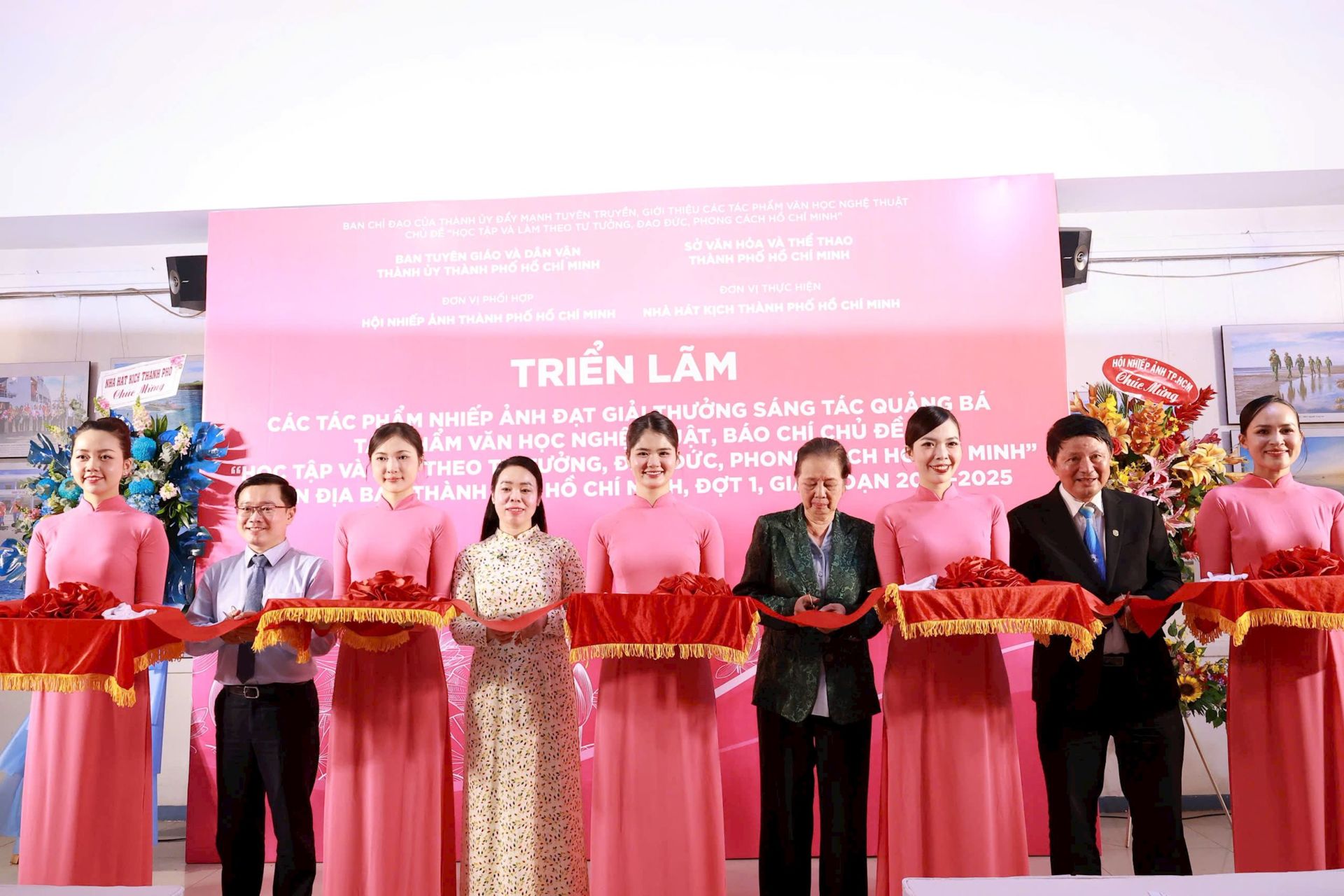 Sau phát biểu, nghi thức cắt băng khai mạc được thực hiện trang trọng