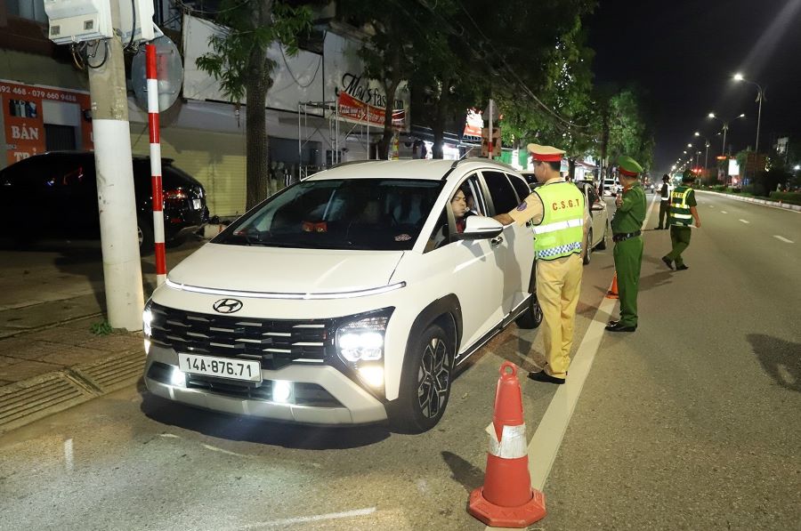 Sau 3 tuần ra quân, lực lượng CSGT Hà Tĩnh phát hiện 485 trường hợp vi phạm nồng độ cồn, xử phạt gần 1,8 tỷ đồng.