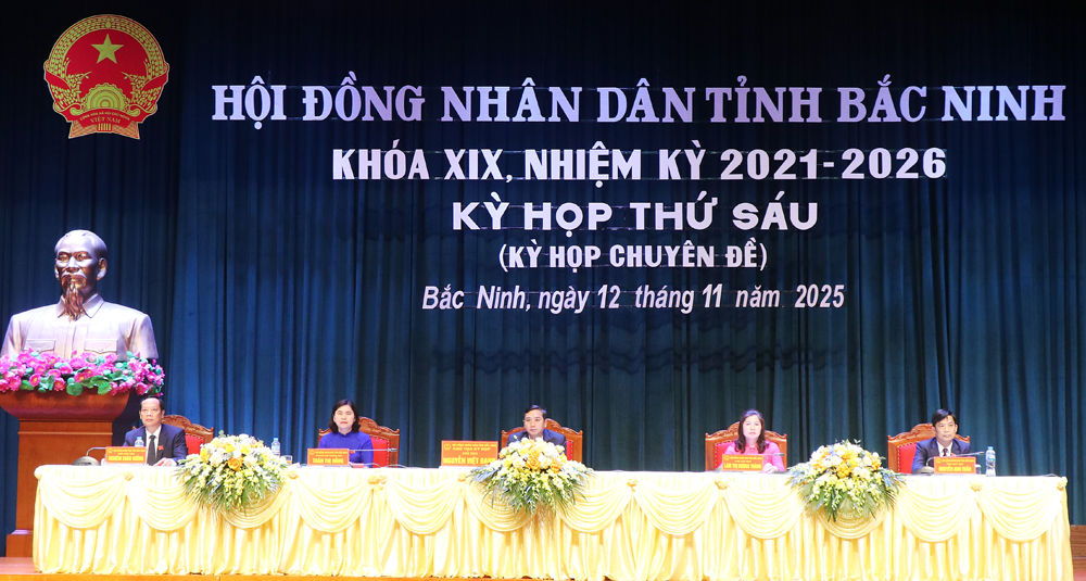 Các đồng chí chủ tọa kỳ họp.