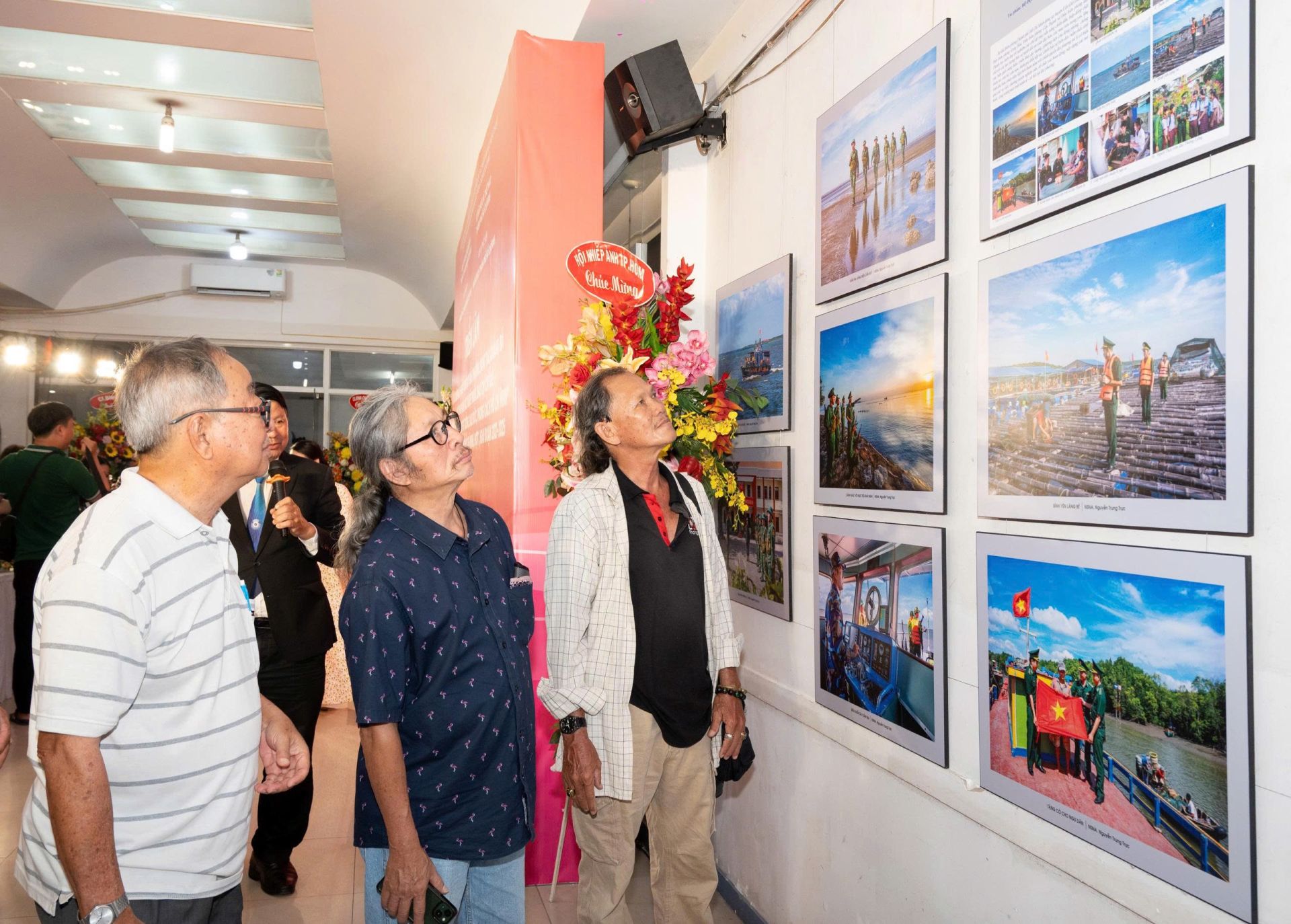 Khai mạc Triển lãm nhiếp ảnh “Học tập và làm theo tư tưởng, đạo đức, phong cách Hồ Chí Minh”