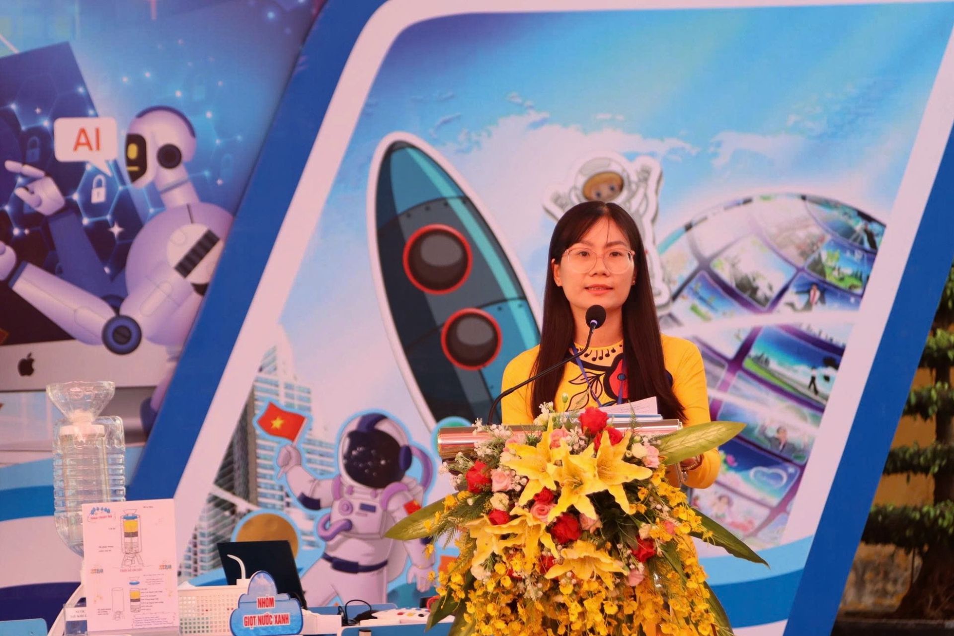 Cô giáo Phan Thị Hằng – đại diện tổ Khoa học Tự nhiên, Chủ nhiệm CLB STEAM – trình bày báo cáo “Nâng cao chất lượng hoạt động Câu lạc bộ STEAM khối 6”.