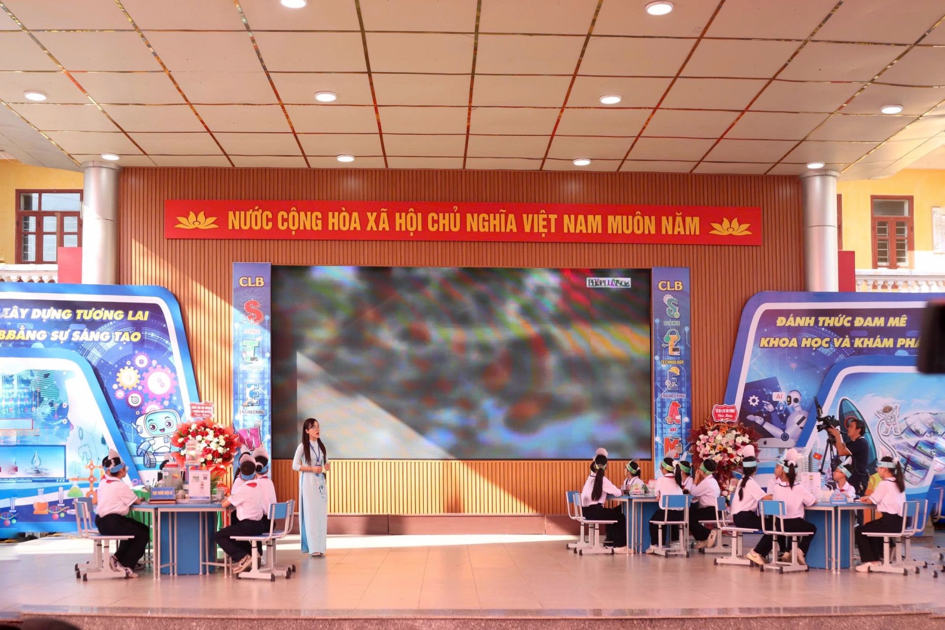 Cô giáo Thái Thu Hằng hướng dẫn thực nghiệm với chủ đề “Trải nghiệm STEAM – Khám phá hành trình sản xuất nước sạch”, giúp học sinh tìm hiểu quy trình tạo ra nước sạch, rèn luyện ý thức bảo vệ môi trường và nguồn nước.