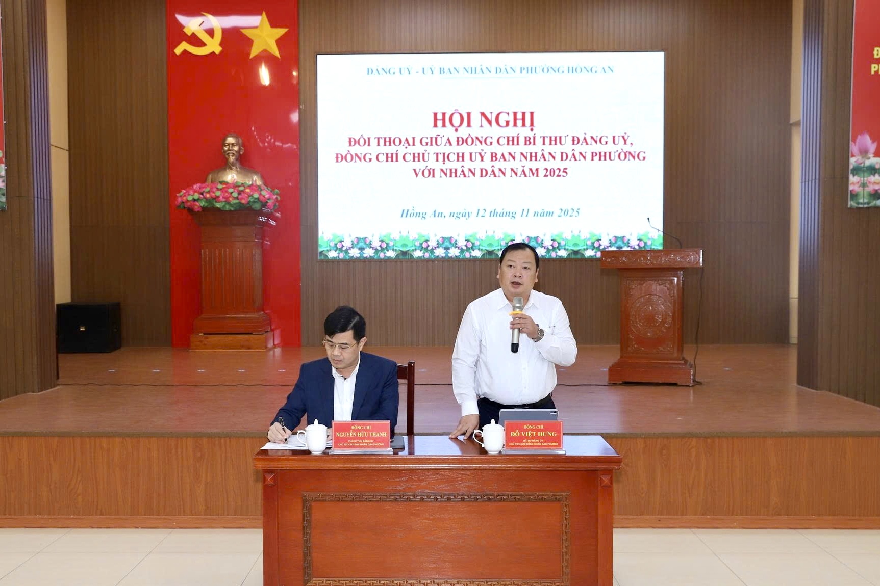 Đồng chí Đỗ Việt Hưng, Bí thư Đảng ủy, Chủ tịch HĐND phường phát biểu tại Hội nghị. Đồng chí Đỗ Việt Hưng, Bí thư Đảng ủy, Chủ tịch HĐND phường phát biểu tại Hội nghị.