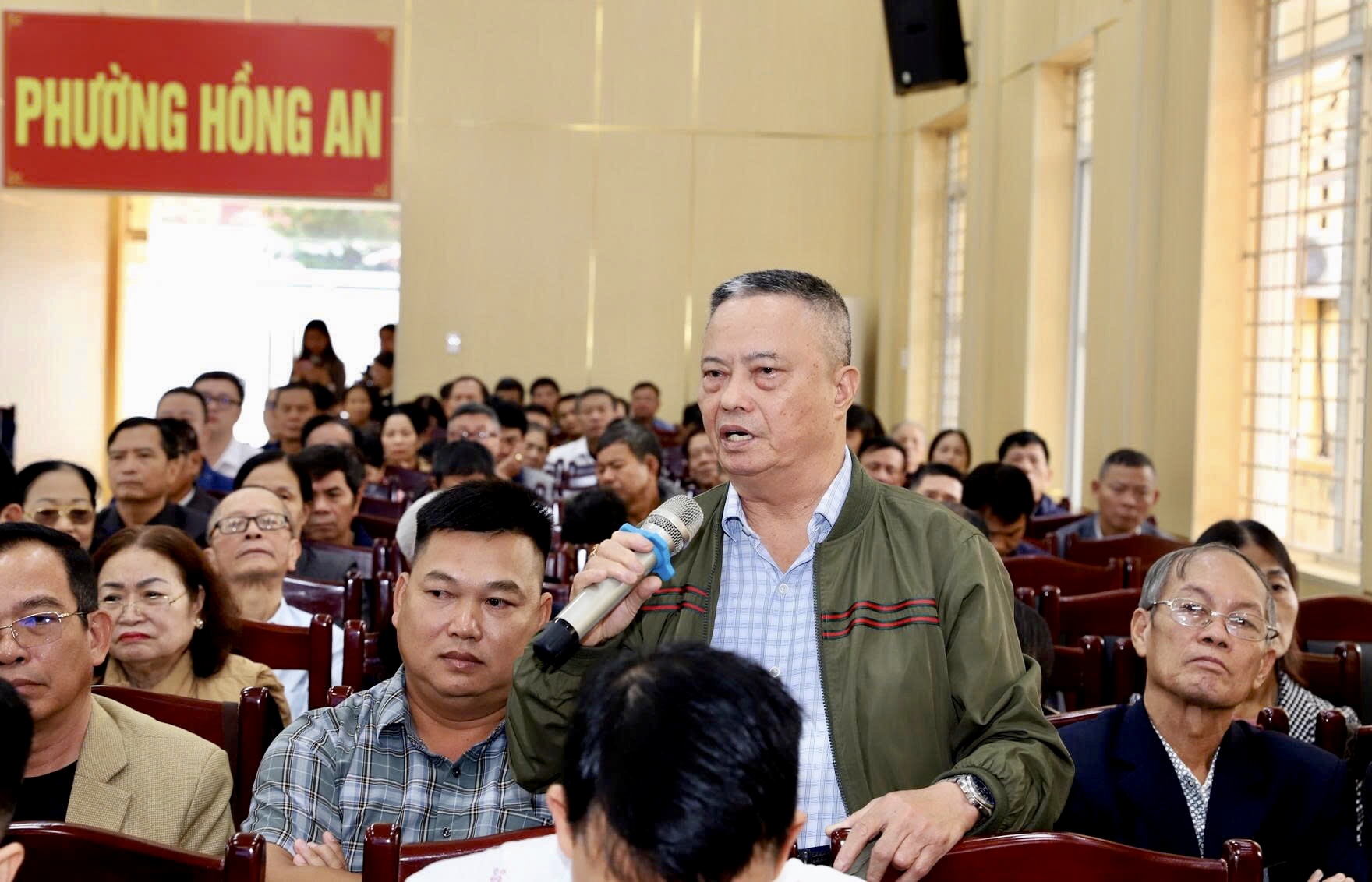 Đại biểu nhân dân phát biểu ý kiến tại Hội nghị. Đại biểu nhân dân phát biểu ý kiến tại Hội nghị.