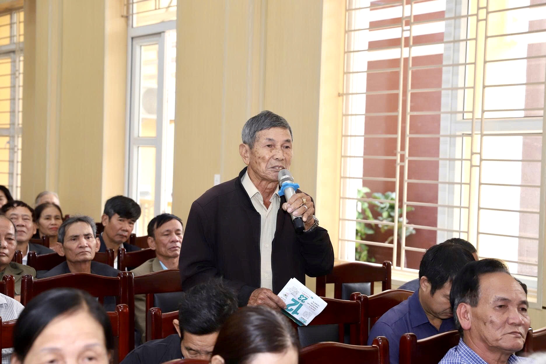 Đại biểu nhân dân phát biểu ý kiến tại Hội nghị. Đại biểu nhân dân phát biểu ý kiến tại Hội nghị.