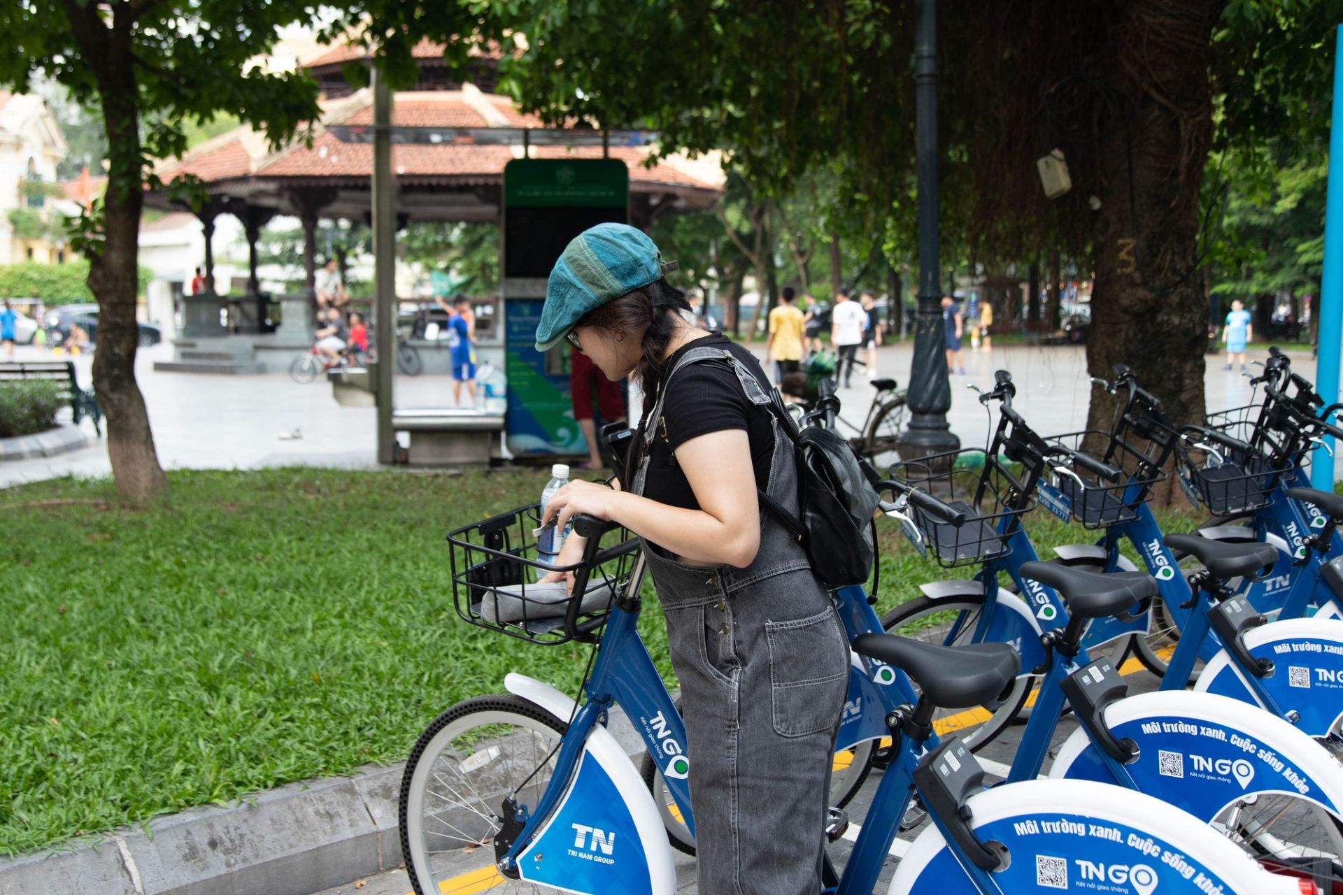Người d&acirc;n H&agrave; Nội sử dụng xe đạp c&ocirc;ng cộng VinBike trong giờ cao điểm &ndash; h&igrave;nh ảnh quen thuộc trong xu hướng di chuyển xanh của Thủ đ&ocirc;.