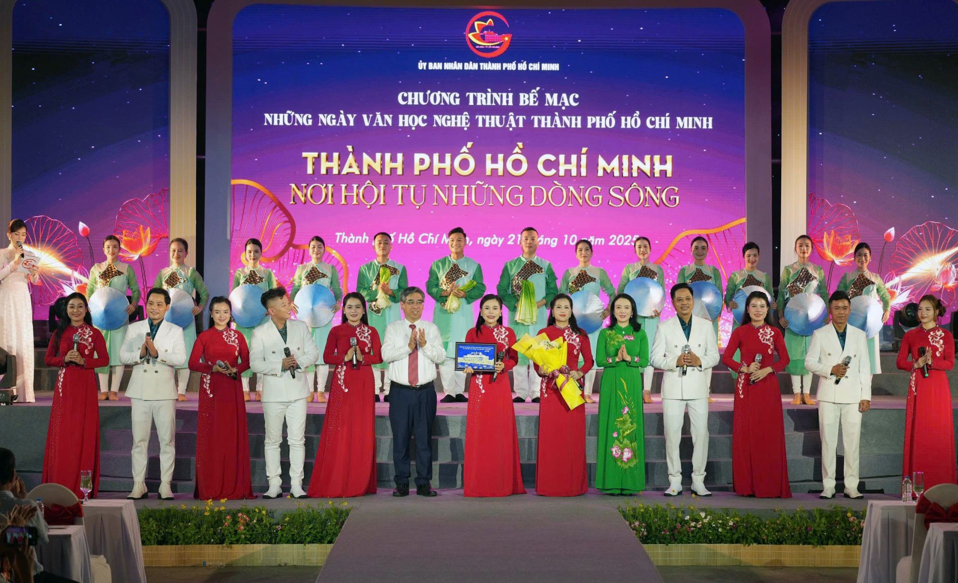 Ông Nguyễn Phước Lộc, Phó Bí thư Thành ủy, Chủ tịch MTTQ Việt Nam TP.HCM và bà Trần Mỹ Hạnh, Giám đốc Sở VHTTDL tỉnh Nghệ An tặng hoa đến các nghệ sĩ, diễn viên của Trung tâm Nghệ thuật truyền thống tỉnh Nghệ An tham gia biểu diễn nghệ thuật tại Lễ bế mạc