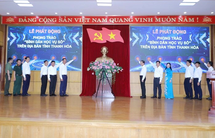 Lãnh đạo tỉnh Thanh Hóa thực hiện nghi thức bấm nút phát động phong trào “Bình dân học vụ số” trên địa bàn tỉnh.