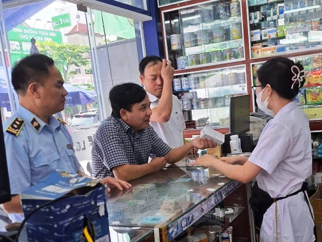Lực lượng chức năng Nghệ An kiểm tra kiểm soát thị trường trong lĩnh vực y tế.