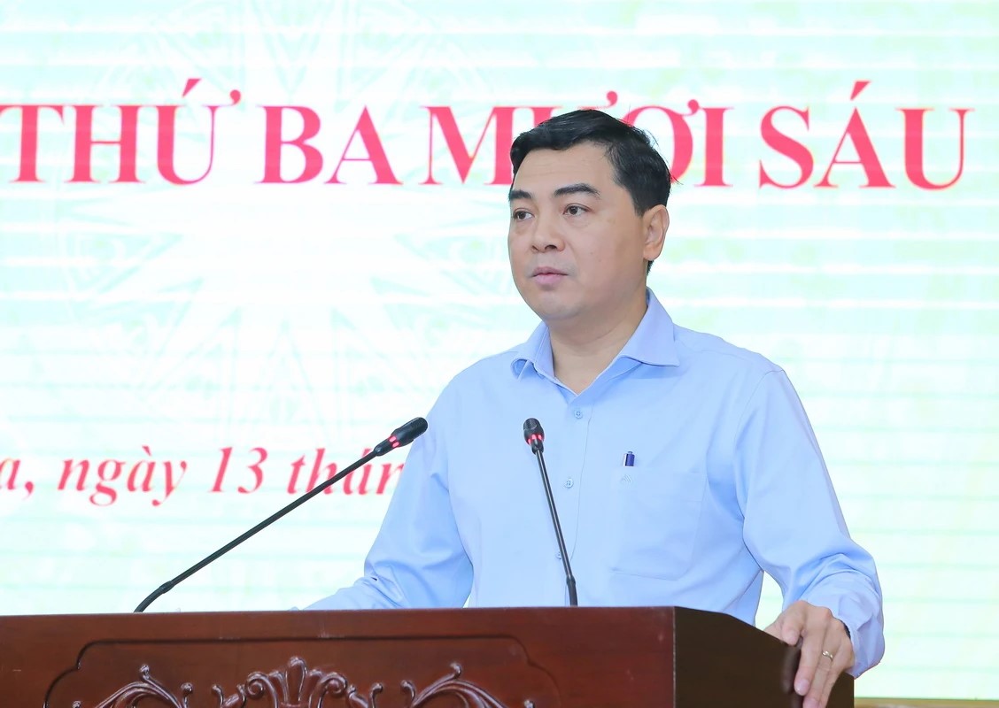 Chủ tịch UBND tỉnh Nguyễn Hoài Anh trình bày tờ trình về việc xin cho thôi giữ chức Ủy viên UBND tỉnh và giới thiệu nhân sự bầu Ủy viên UBND tỉnh.