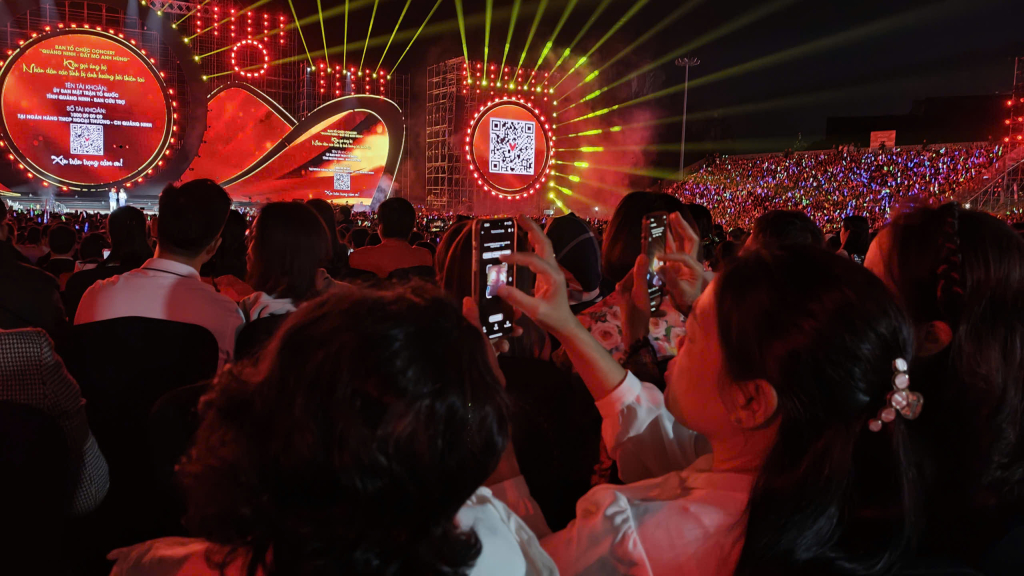 Người dân quét mã ủng hộ, chia sẻ khó khăn với đồng bào miền Trung trong concert “Quảng Ninh-Đất mỏ anh hùng”.