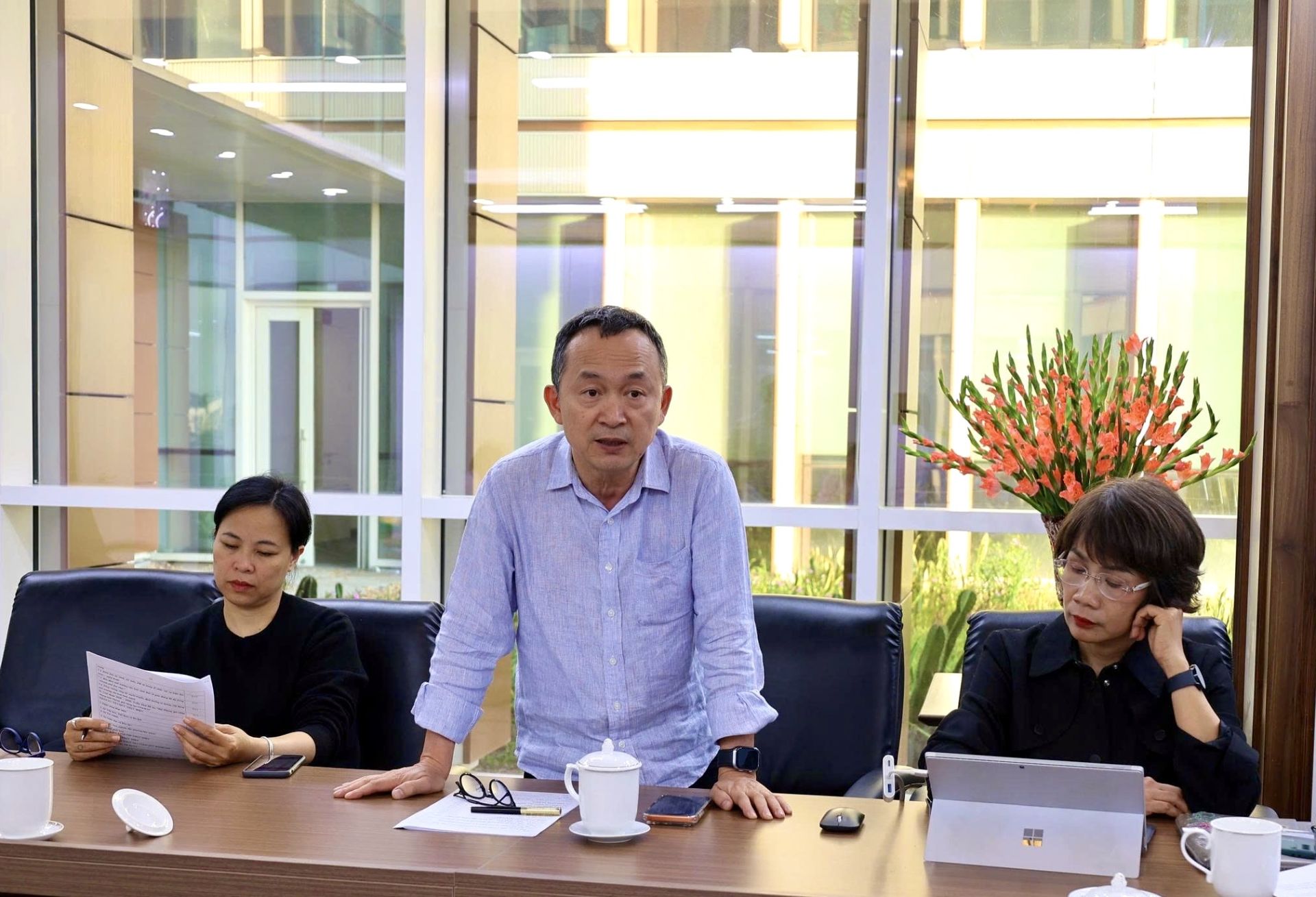 Nhà sản xuất âm nhạc, Nhạc sỹ Quốc Trung phát biểu tại buổi làm việc.