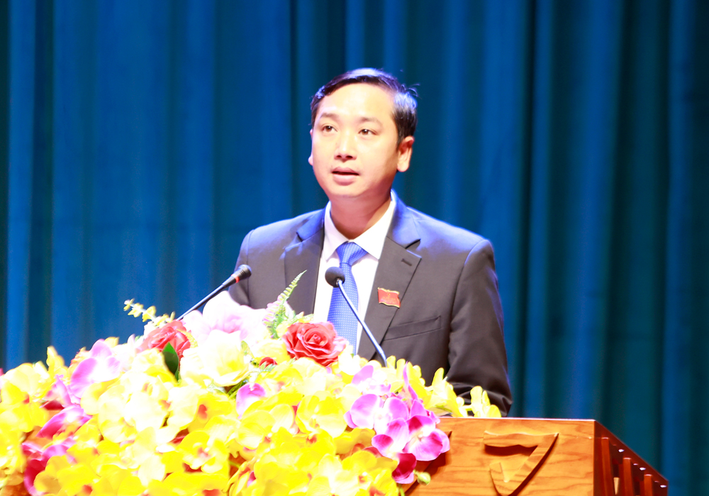 Chủ tịch HĐND tỉnh Nguyễn Việt Oanh phát biểu tại kỳ họp.