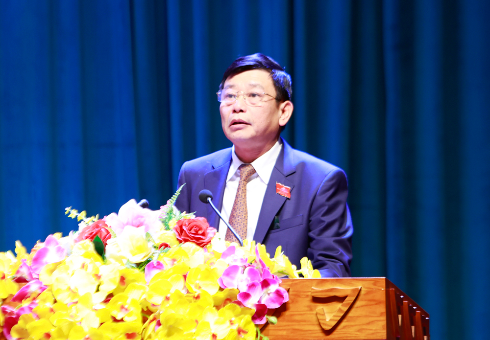 Phó Chủ tịch UBND tỉnh Ngô Tân Phượng trình bày các tờ trình của UBND tỉnh trình kỳ họp.