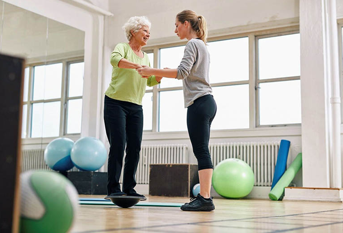 Việc kiên trì tập luyện giúp người bệnh kích hoạt lại các kết nối thần kinh, cải thiện dần khả năng cử động