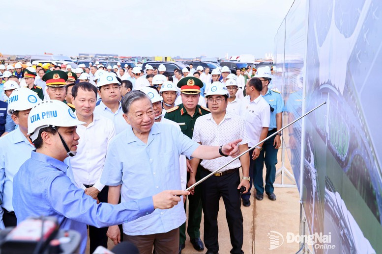Lãnh đạo Tổng Công ty Cảng hàng không Việt Nam (ACV) báo cáo tiến độ Dự án Sân bay Long Thành với Tổng Bí thư Tô Lâm và đoàn công tác Lãnh đạo Tổng Công ty Cảng hàng không Việt Nam (ACV) báo cáo tiến độ Dự án Sân bay Long Thành với Tổng Bí thư Tô Lâm và đoàn công tác
