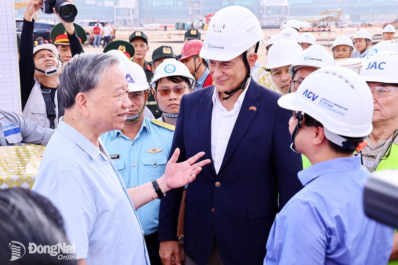 Tổng Bí thư Tô Lâm trao đổi với đại diện chủ đầu tư và nhà thầu thi công Dự án Sân bay Long Thành Tổng Bí thư Tô Lâm trao đổi với đại diện chủ đầu tư và nhà thầu thi công Dự án Sân bay Long Thành
