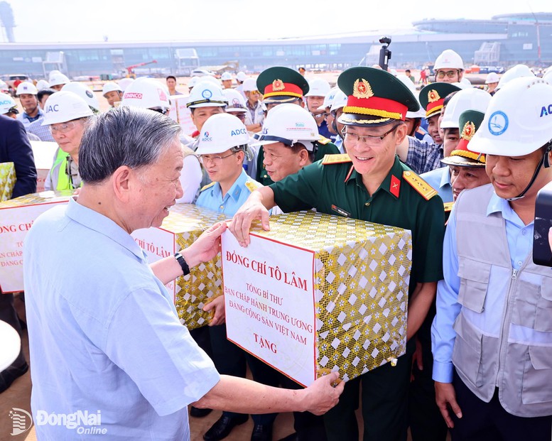 Tổng Bí thư Tô Lâm tặng quà động viên lực lượng thi công dự án Tổng Bí thư Tô Lâm tặng quà động viên lực lượng thi công dự án