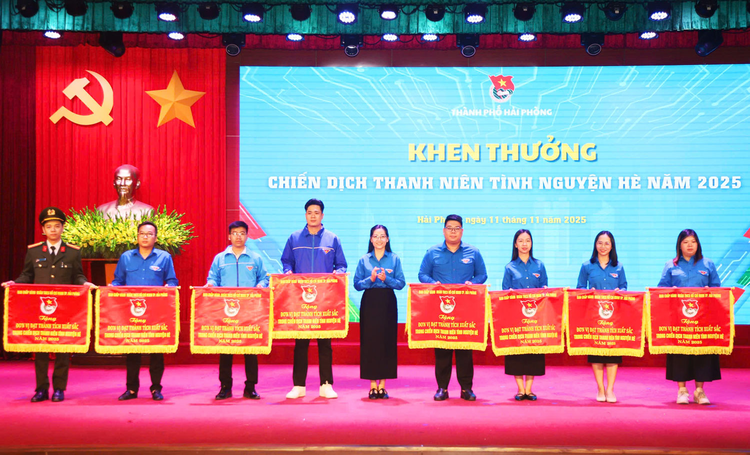 Th&agrave;nh Đo&agrave;n Hải Ph&ograve;ng trao Cờ thi đua cho c&aacute;c đơn vị dẫn đầu Chiến dịch thanh ni&ecirc;n t&igrave;nh nguyện H&egrave; năm 2025.