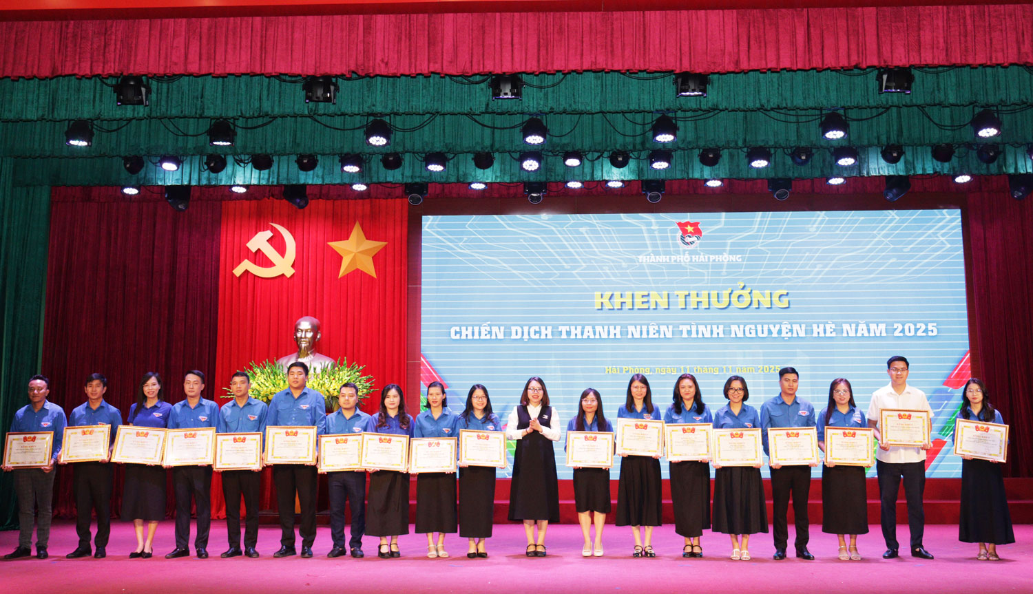 Th&agrave;nh đo&agrave;n Hải Ph&ograve;ng trao Bằng khen cho c&aacute;c tập thể, c&aacute; nh&acirc;n.