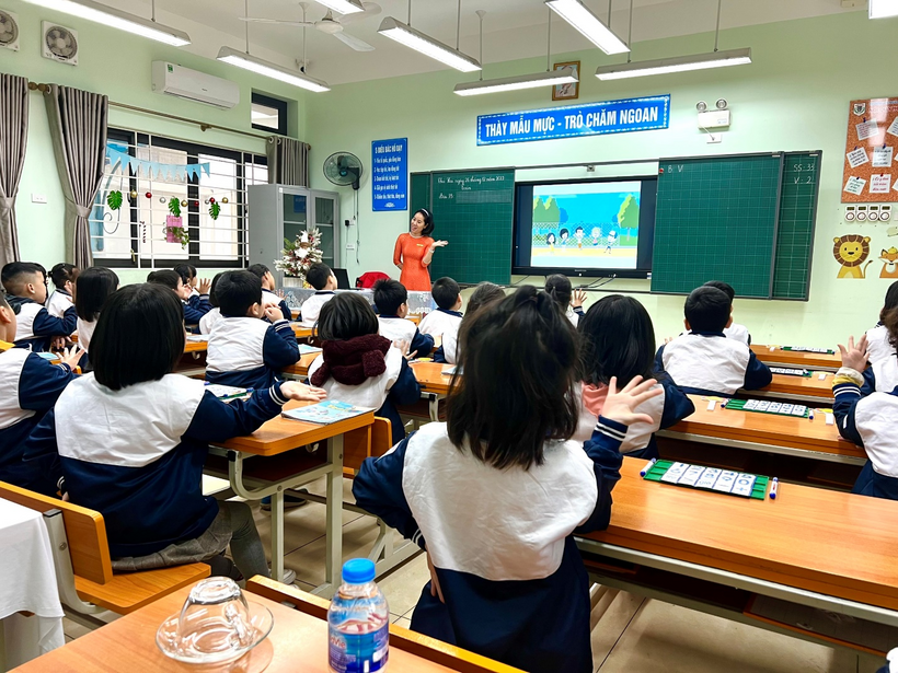 Thầy cô và học sinh cùng tham gia phong trào “Lớp học hạnh phúc – Trường học xanh” Hình ảnh tiêu biểu của giáo dục nhân văn giữa lòng Thủ đô. Thầy cô và học sinh cùng tham gia phong trào “Lớp học hạnh phúc – Trường học xanh” Hình ảnh tiêu biểu của giáo dục nhân văn giữa lòng Thủ đô.