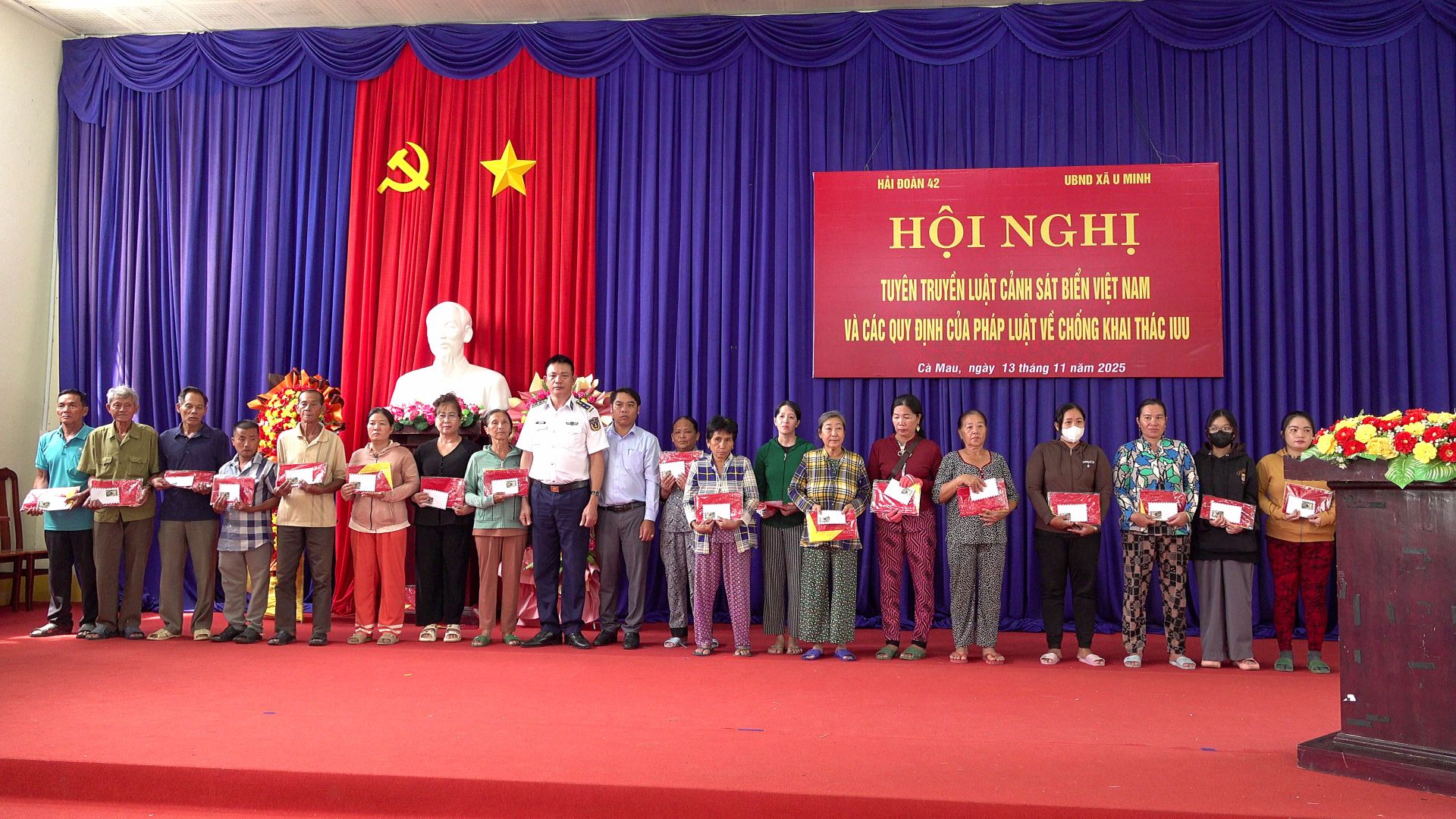 Thượng tá Bạch Huy Bình, Phó Hải đoàn trưởng pháp luật tặng quà cho gia đình ngư dân có hoàn cảnh khó khăn Thượng tá Bạch Huy Bình, Phó Hải đoàn trưởng pháp luật tặng quà cho gia đình ngư dân có hoàn cảnh khó khăn