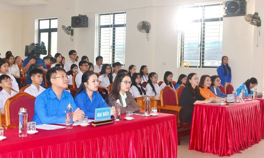 Các đại biểu tham dự buổi lễ. Các đại biểu tham dự buổi lễ.