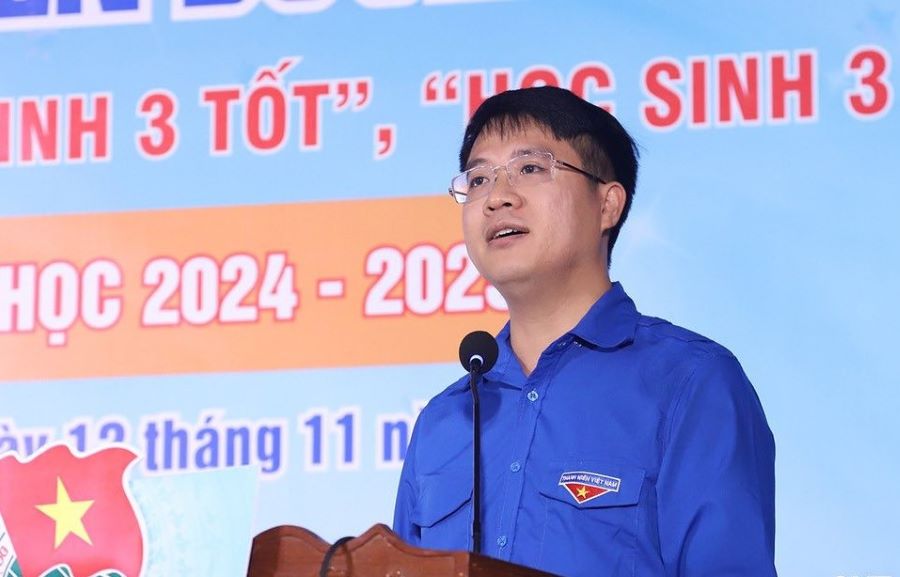 Phó Bí thư Tỉnh đoàn Hà Tĩnh Nguyễn Viết Hải Đăng phát biểu chúc mừng các em học sinh, sinh viên được vinh danh tại buổi lễ. Phó Bí thư Tỉnh đoàn Hà Tĩnh Nguyễn Viết Hải Đăng phát biểu chúc mừng các em học sinh, sinh viên được vinh danh tại buổi lễ.