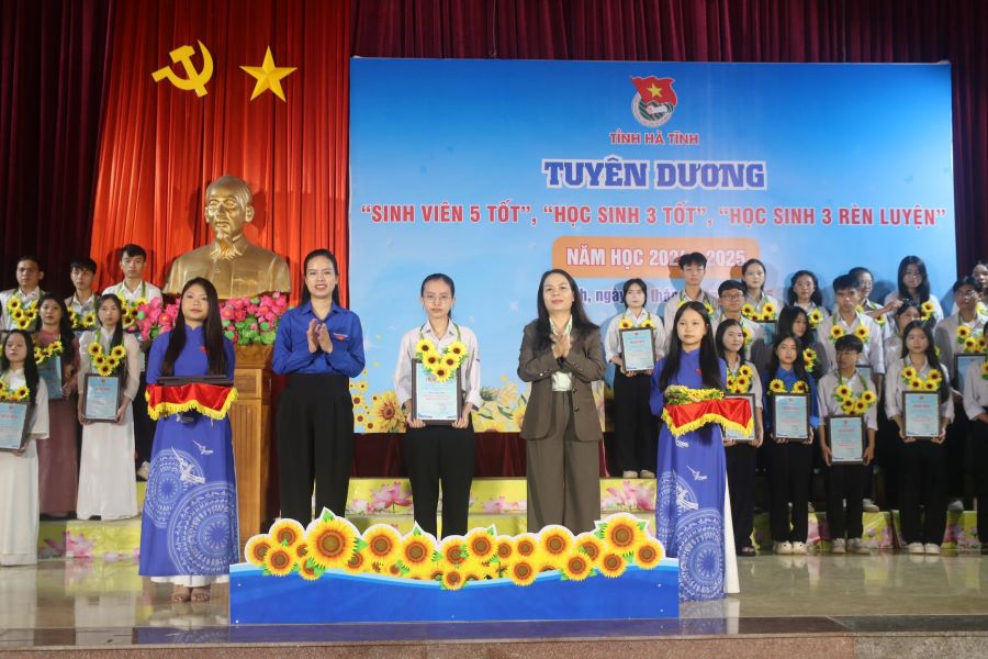 Phó Chủ tịch Ủy ban MTTQ tỉnh Hà Thị Việt Ánh và Phó Chủ tịch Ủy ban MTTQ tỉnh, Bí thư Tỉnh đoàn Nguyễn Ny Hương trao chứng nhận cho các em học sinh. Phó Chủ tịch Ủy ban MTTQ tỉnh Hà Thị Việt Ánh và Phó Chủ tịch Ủy ban MTTQ tỉnh, Bí thư Tỉnh đoàn Nguyễn Ny Hương trao chứng nhận cho các em học sinh.