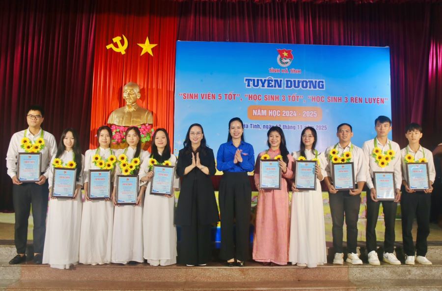 10 sinh viên có thành tích xuất sắc trong học tập và hoạt động phong trào được trao danh hiệu 10 sinh viên có thành tích xuất sắc trong học tập và hoạt động phong trào được trao danh hiệu