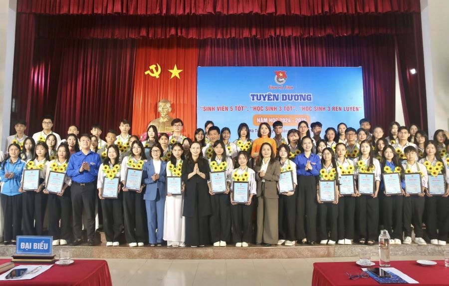 44 học sinh được trao danh hiệu 44 học sinh được trao danh hiệu