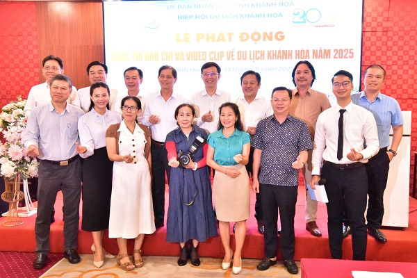Lãnh đạo HHDL Khánh Hòa chụp ảnh lưu niệm với các nhà báo