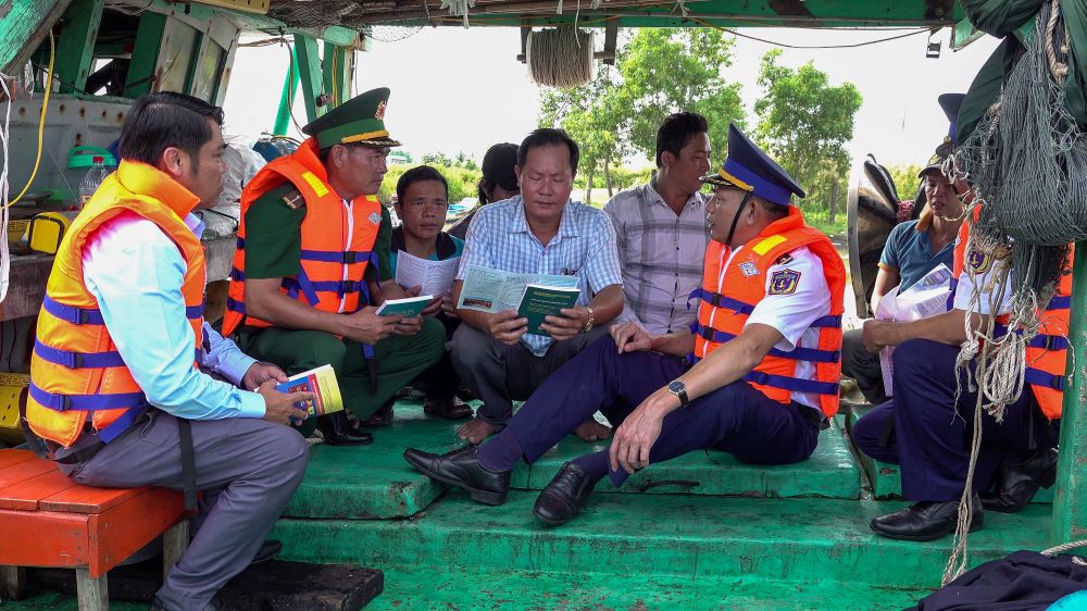 Tổ công tác phối hợp với chính quyền địa phương, Bộ đội Biên phòng tuyên truyền cho ngư dân tại khu vực neo đậu tàu thuyền tại cửa biển Hương Mai. Tổ công tác phối hợp với chính quyền địa phương, Bộ đội Biên phòng tuyên truyền cho ngư dân tại khu vực neo đậu tàu thuyền tại cửa biển Hương Mai.