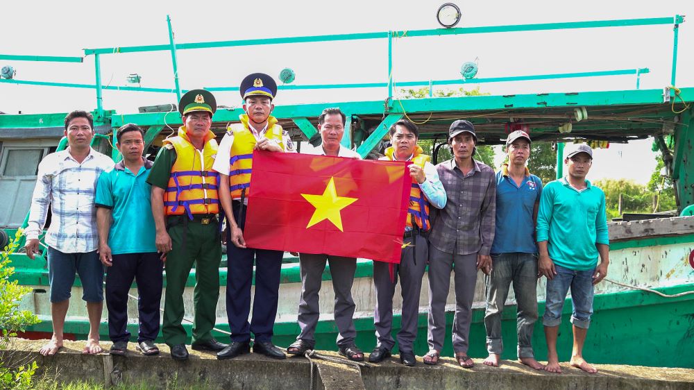 Tổ công tác tặng cờ tổ quốc cho ngư dân. Tổ công tác tặng cờ tổ quốc cho ngư dân.