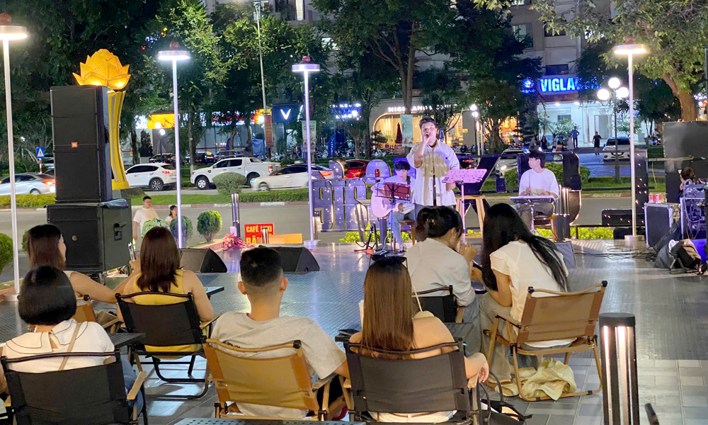 Các hoạt động văn hóa, văn nghệ trên tuyến phố Trần Hưng Đạo, phường Võ Cường thu hút giới trẻ.