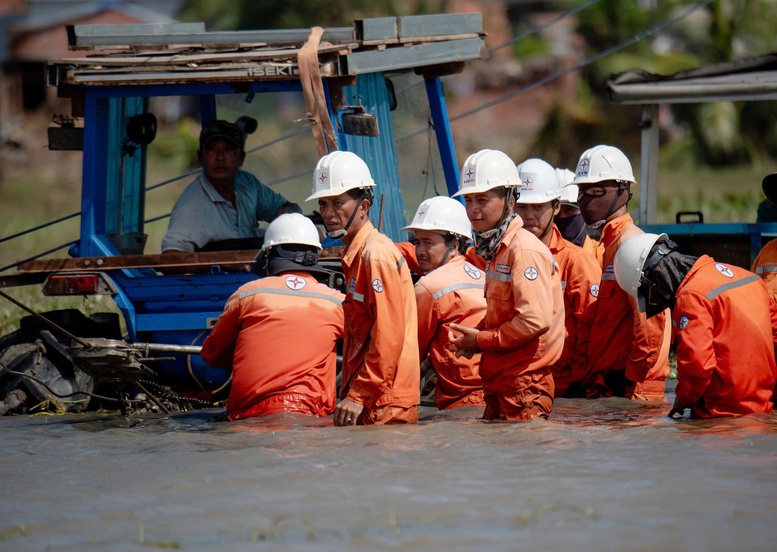 EVNCPC cấp điện trở lại cho hơn 99% khách hàng sau bão số 13