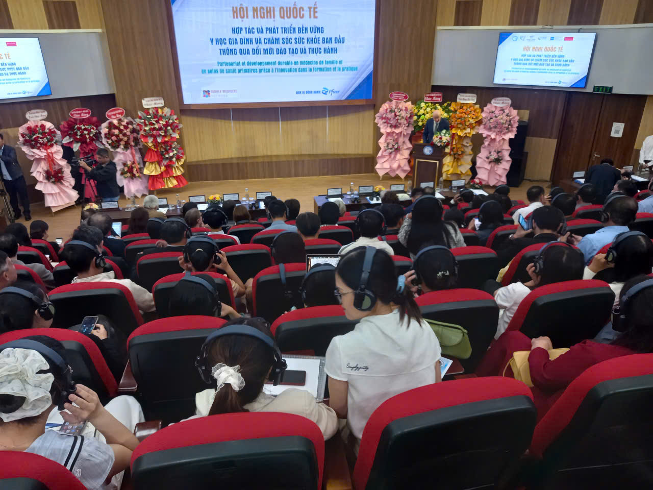 Quang cảnh hội nghị quốc tế