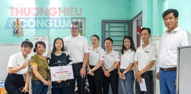 Công ty đã trao trực tiếp đến tận nhà 27 phần học bổng cho 27 em học sinh hiếu học có hoàn cảnh đặc biệt khó khăn