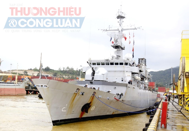 Tàu tuần dương Hải quân Pháp cập cảng Tiên Sa. Tàu tuần dương Hải quân Pháp cập cảng Tiên Sa.