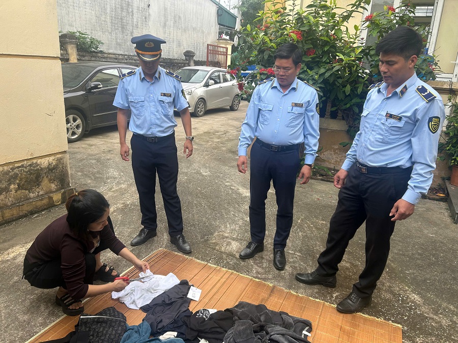 Lực lượng QLTT tỉnh Phú Thọ giám sát việc tiêu hủy hàng hóa