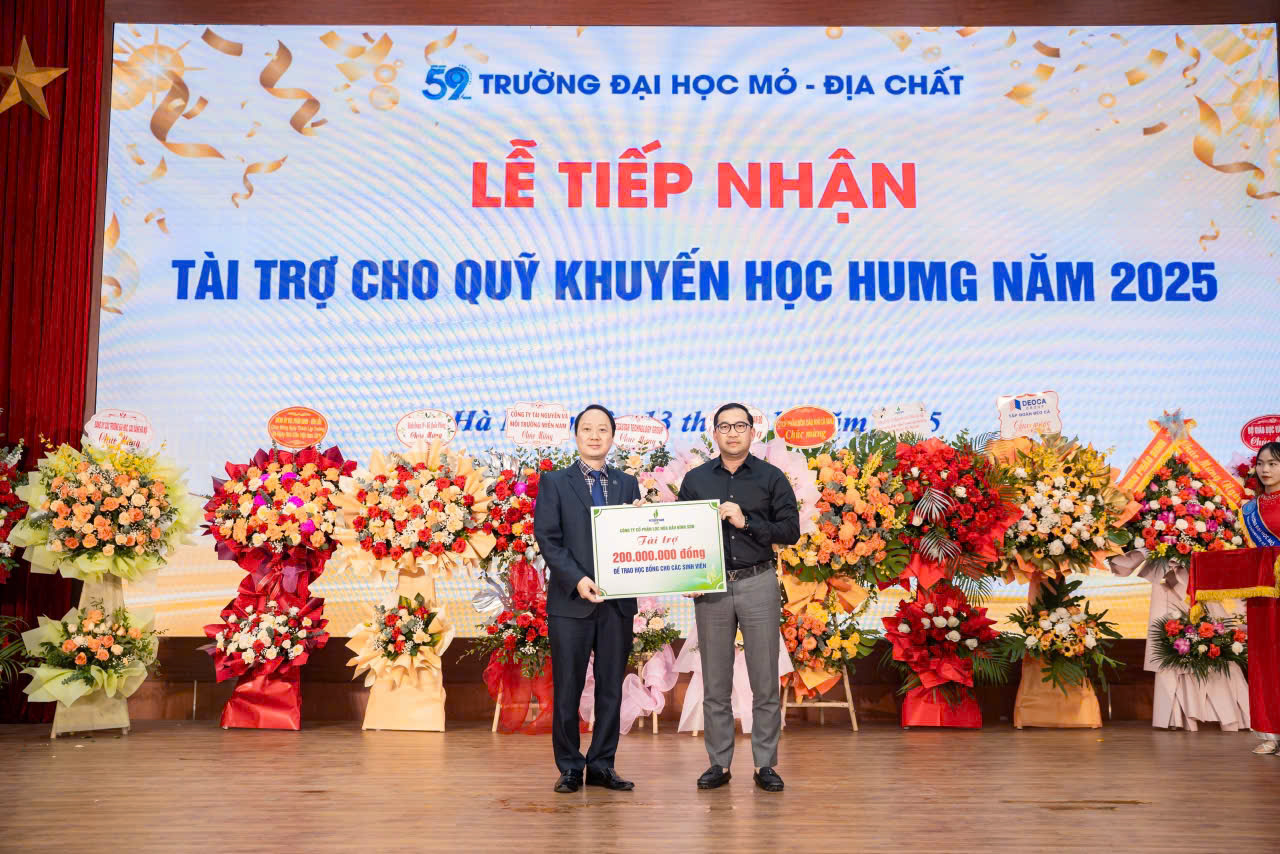 Đại diện BSR trao 200 triệu đồng cho Quỹ Khuyến học Trường Đại học Mỏ - Địa chất