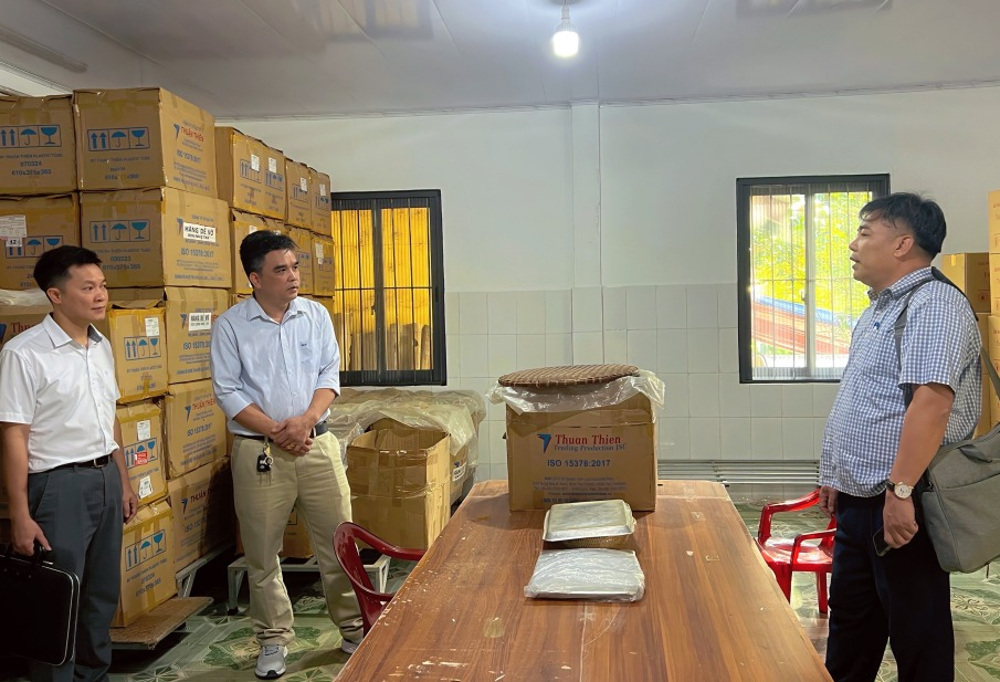 Đoàn công tác tư vấn kỹ thuật, chế biến và tìm hiểu vùng nguyên liệu chè đắng tại Xí nghiệp Chè đắng và Thương mại - Công ty cổ phần Khoáng sản và Luyện kim Cao Bằng. Ảnh: HT-TT