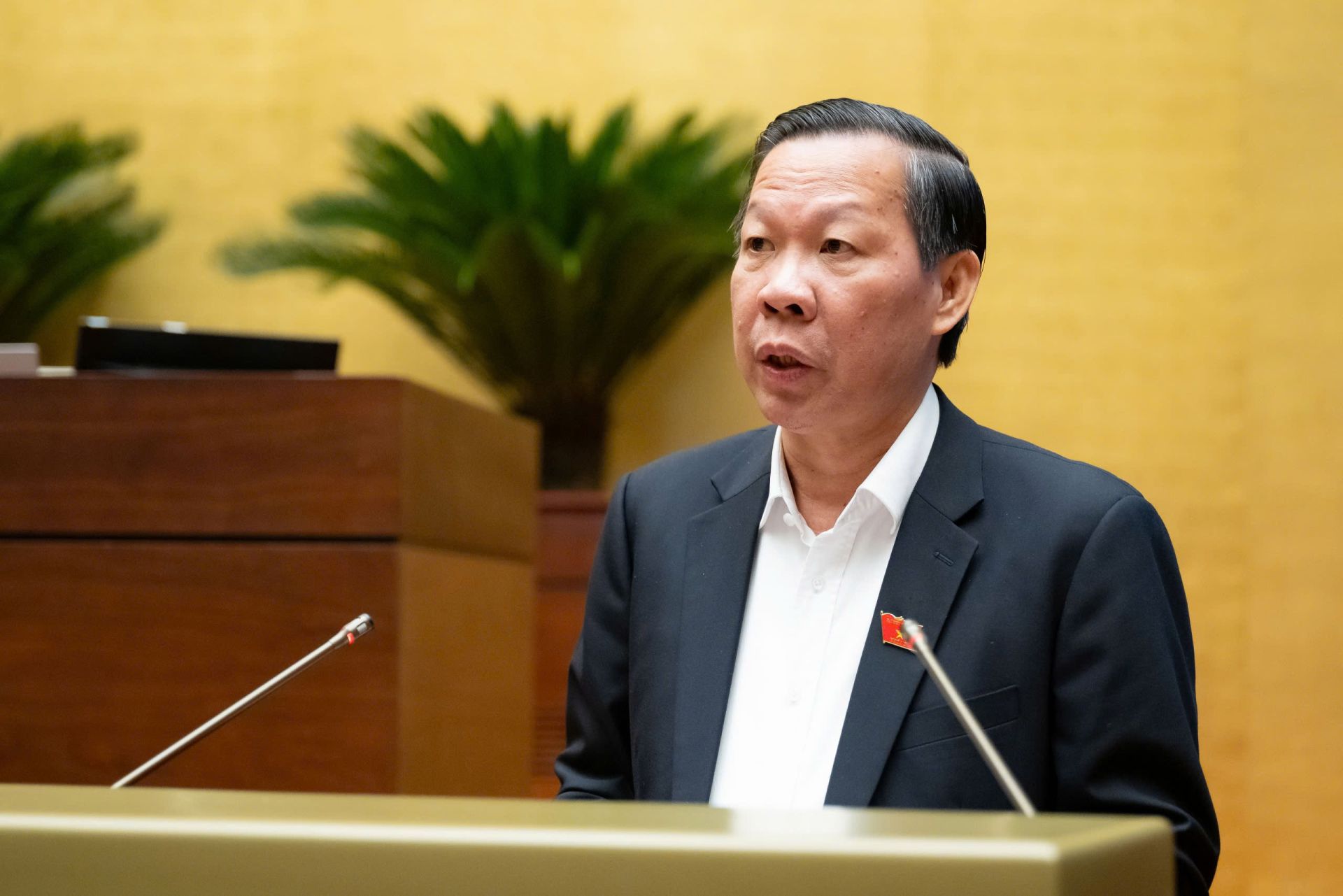 Chủ nhiệm Uỷ ban Kinh tế và Tài chính Phan Văn Mãi trình bày Báo cáo Thẩm tra