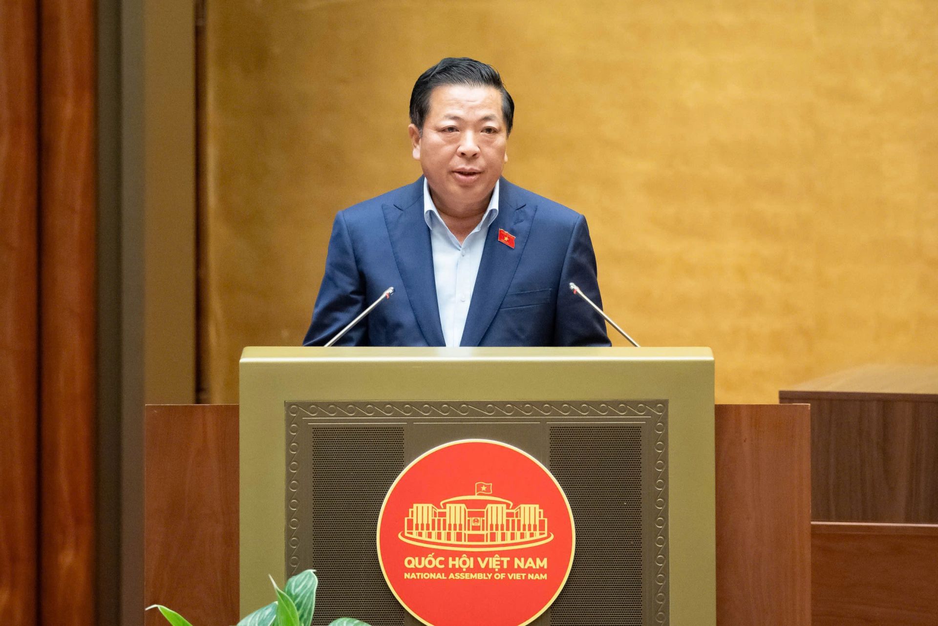 Bộ trưởng Bộ Xây dựng Trần Hồng Minh trình bày Tờ trình của Chính phủ về chủ trương đầu tư Dự án đầu tư xây dựng Cảng hàng không quốc tế Gia Bình