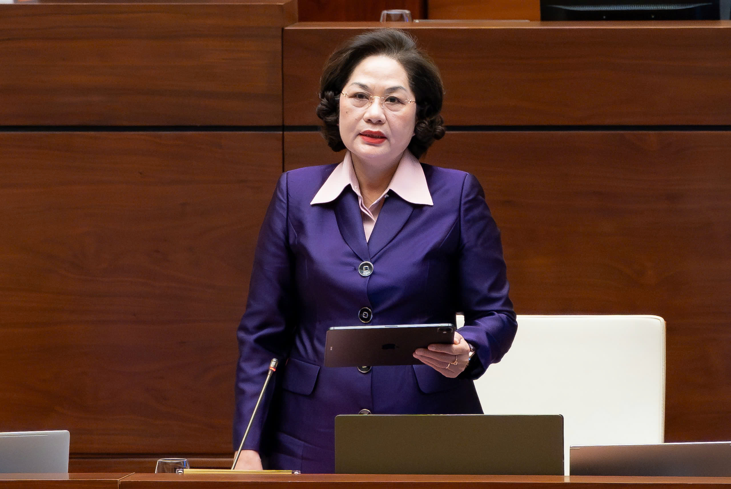 Thống đốc Ngân hàng Nhà nước Việt Nam Nguyễn Thị Hồng phát biểu làm rõ vấn đề các đại biểu Quốc hội nêu. (Ảnh: quochoi.vn) Thống đốc Ngân hàng Nhà nước Việt Nam Nguyễn Thị Hồng phát biểu làm rõ vấn đề các đại biểu Quốc hội nêu. (Ảnh: quochoi.vn)