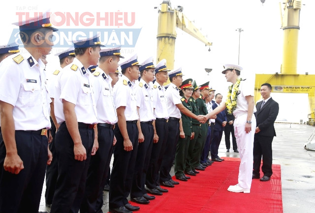 Các sĩ quan Vùng 3 Hải quân Việt Nam đón chỉ huy tàu Hải quân Pháp Các sĩ quan Vùng 3 Hải quân Việt Nam đón chỉ huy tàu Hải quân Pháp